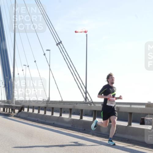 03.10.2025 - Köhlbrandbrückenlauf Matties Gatica Varas http://msf.ph/oto/9019746 03.10.2025 12:19:42 Position 1 4036 meine-sportfotos.de