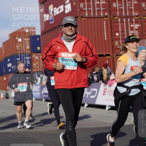 03.10.2025 - Köhlbrandbrückenlauf Michael Burmester http://msf.ph/oto/9019747 03.10.2025 10:20:26 Ziel 1051, 1538, 1650, 1651, 1804, 1911, 1912, 2424, 2460, 2617, 3669 meine-sportfotos.de