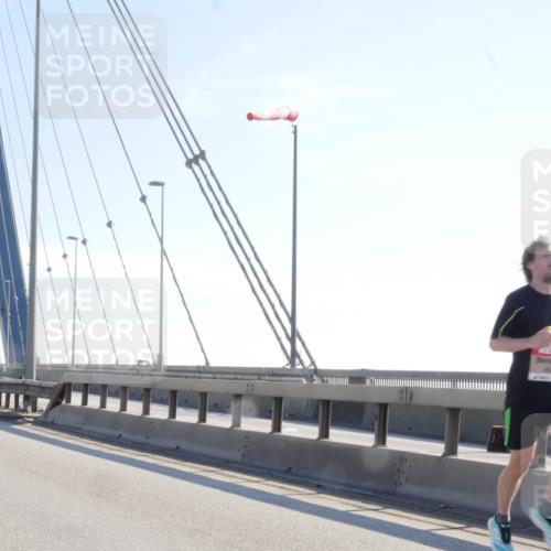 03.10.2025 - Köhlbrandbrückenlauf Matties Gatica Varas http://msf.ph/oto/9019750 03.10.2025 12:19:42 Position 1  meine-sportfotos.de