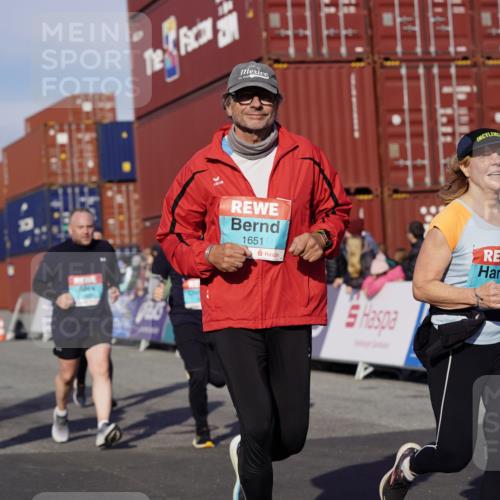 03.10.2025 - Köhlbrandbrückenlauf Michael Burmester http://msf.ph/oto/9019751 03.10.2025 10:20:26 Ziel 1051, 1538, 1650, 1651, 1804, 1911, 1912, 2424, 2460, 2617, 3669 meine-sportfotos.de