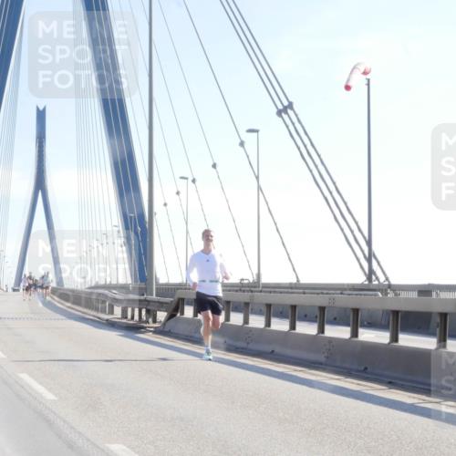 03.10.2025 - Köhlbrandbrückenlauf Matties Gatica Varas http://msf.ph/oto/9019763 03.10.2025 12:19:52 Position 1  meine-sportfotos.de