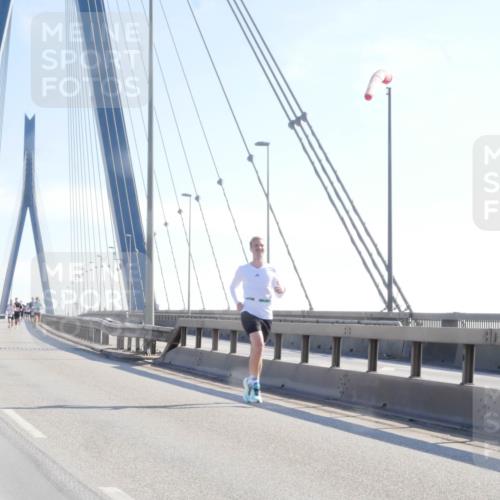 03.10.2025 - Köhlbrandbrückenlauf Matties Gatica Varas http://msf.ph/oto/9019766 03.10.2025 12:19:52 Position 1  meine-sportfotos.de