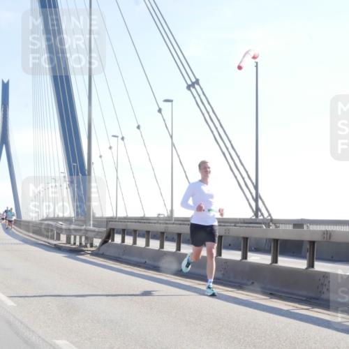 03.10.2025 - Köhlbrandbrückenlauf Matties Gatica Varas http://msf.ph/oto/9019768 03.10.2025 12:19:53 Position 1  meine-sportfotos.de