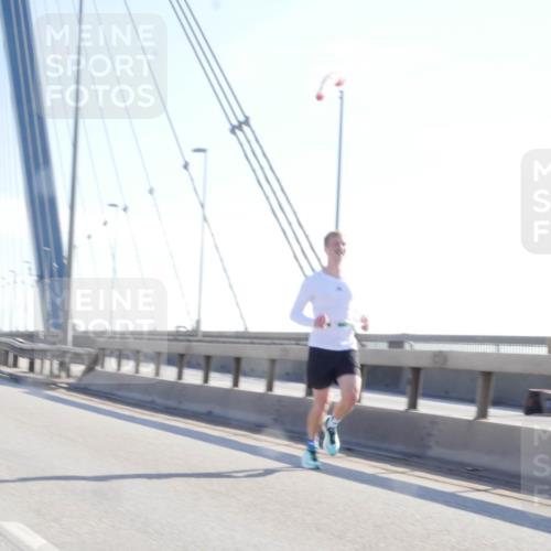 03.10.2025 - Köhlbrandbrückenlauf Matties Gatica Varas http://msf.ph/oto/9019773 03.10.2025 12:19:53 Position 1  meine-sportfotos.de