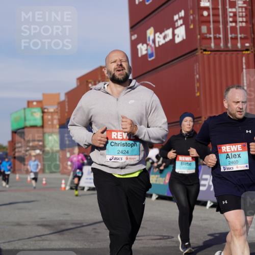 03.10.2025 - Köhlbrandbrückenlauf Michael Burmester http://msf.ph/oto/9019780 03.10.2025 10:20:28 Ziel 1051, 1538, 1650, 1651, 1804, 1912, 2023, 2424, 2460, 2617, 3562, 3669 meine-sportfotos.de