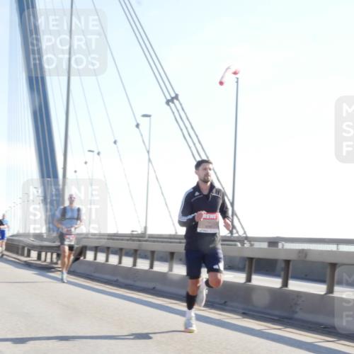 03.10.2025 - Köhlbrandbrückenlauf Matties Gatica Varas http://msf.ph/oto/9019821 03.10.2025 12:20:07 Position 1  meine-sportfotos.de