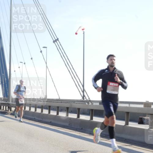 03.10.2025 - Köhlbrandbrückenlauf Matties Gatica Varas http://msf.ph/oto/9019825 03.10.2025 12:20:08 Position 1  meine-sportfotos.de