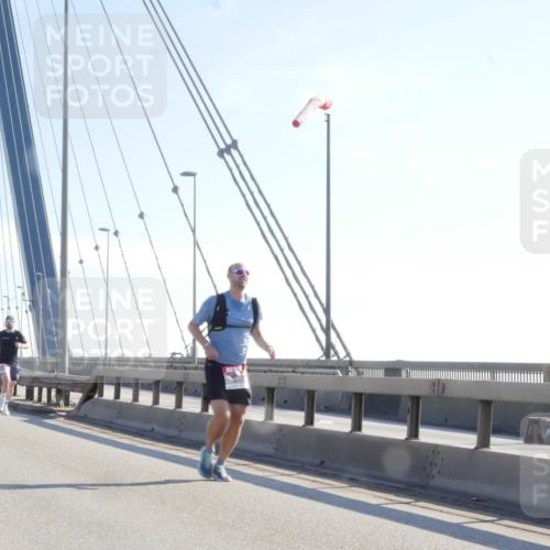 03.10.2025 - Köhlbrandbrückenlauf Matties Gatica Varas http://msf.ph/oto/9019833 03.10.2025 12:20:09 Position 1  meine-sportfotos.de