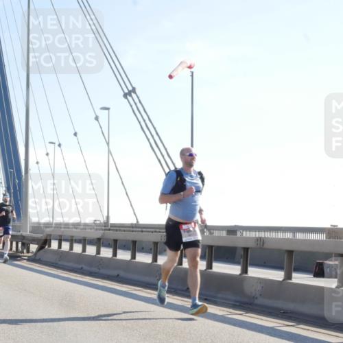 03.10.2025 - Köhlbrandbrückenlauf Matties Gatica Varas http://msf.ph/oto/9019838 03.10.2025 12:20:10 Position 1  meine-sportfotos.de