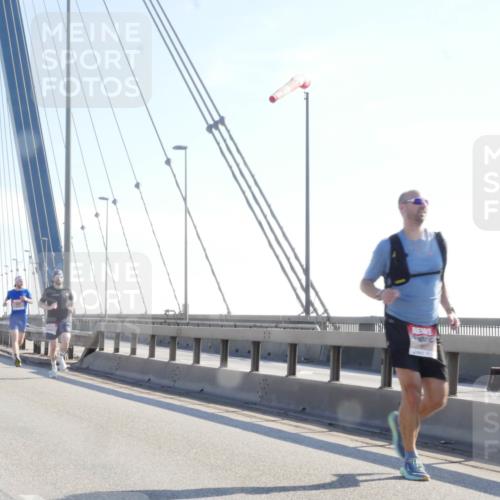 03.10.2025 - Köhlbrandbrückenlauf Matties Gatica Varas http://msf.ph/oto/9019840 03.10.2025 12:20:10 Position 1  meine-sportfotos.de