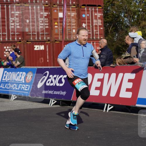 03.10.2025 - Köhlbrandbrückenlauf Michael Burmester http://msf.ph/oto/9019857 03.10.2025 10:20:35 Ziel 1664, 2023, 2617, 3562, 3636, 3783 meine-sportfotos.de