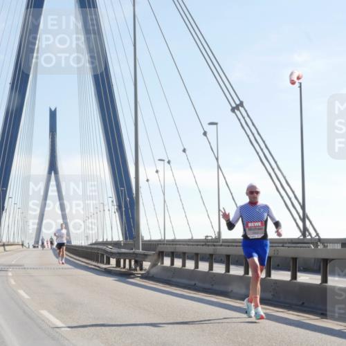 03.10.2025 - Köhlbrandbrückenlauf Matties Gatica Varas http://msf.ph/oto/9019871 03.10.2025 12:20:15 Position 1  meine-sportfotos.de
