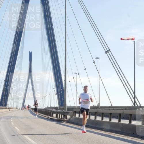 03.10.2025 - Köhlbrandbrückenlauf Matties Gatica Varas http://msf.ph/oto/9019877 03.10.2025 12:20:21 Position 1  meine-sportfotos.de