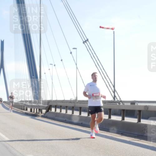 03.10.2025 - Köhlbrandbrückenlauf Matties Gatica Varas http://msf.ph/oto/9019883 03.10.2025 12:20:22 Position 1  meine-sportfotos.de