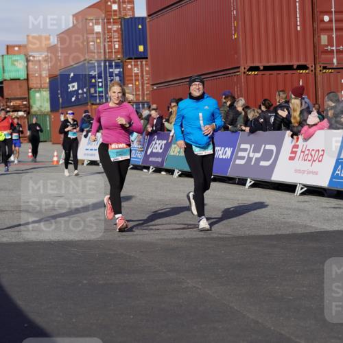 03.10.2025 - Köhlbrandbrückenlauf Michael Burmester http://msf.ph/oto/9019887 03.10.2025 10:20:38 Ziel 1664, 1971, 2023, 2817, 3030, 3562, 3636, 3783 meine-sportfotos.de