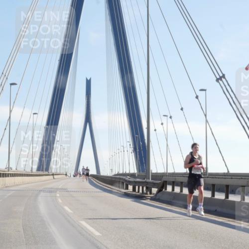 03.10.2025 - Köhlbrandbrückenlauf Matties Gatica Varas http://msf.ph/oto/9019898 03.10.2025 12:20:27 Position 1  meine-sportfotos.de