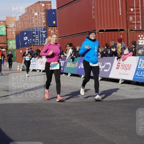 03.10.2025 - Köhlbrandbrückenlauf Michael Burmester http://msf.ph/oto/9019906 03.10.2025 10:20:38 Ziel 1664, 1971, 2023, 2817, 3030, 3562, 3636, 3783 meine-sportfotos.de