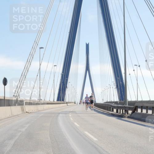 03.10.2025 - Köhlbrandbrückenlauf Matties Gatica Varas http://msf.ph/oto/9019911 03.10.2025 12:20:35 Position 1  meine-sportfotos.de