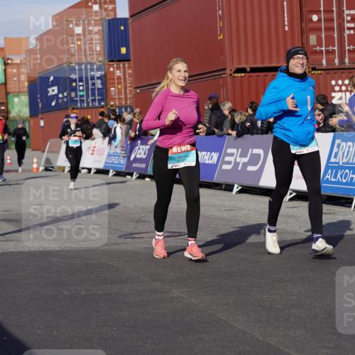 03.10.2025 - Köhlbrandbrückenlauf Michael Burmester http://msf.ph/oto/9019914 03.10.2025 10:20:39 Ziel 1664, 1971, 2023, 2817, 3030, 3562, 3636, 3783 meine-sportfotos.de