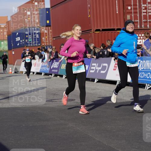 03.10.2025 - Köhlbrandbrückenlauf Michael Burmester http://msf.ph/oto/9019920 03.10.2025 10:20:39 Ziel 1664, 1971, 2023, 2817, 3030, 3562, 3636, 3783 meine-sportfotos.de