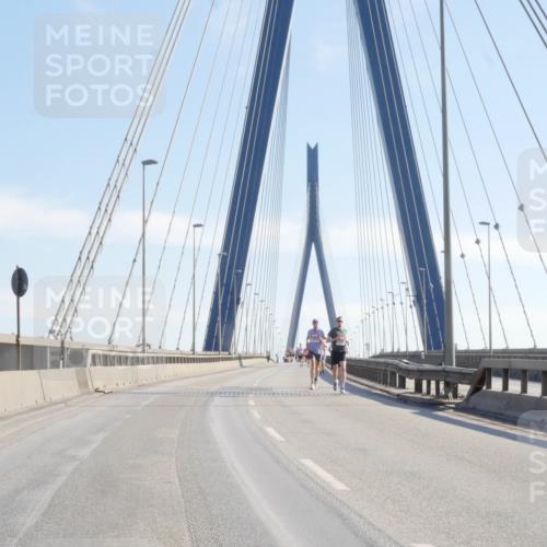 03.10.2025 - Köhlbrandbrückenlauf Matties Gatica Varas http://msf.ph/oto/9019922 03.10.2025 12:20:37 Position 1  meine-sportfotos.de