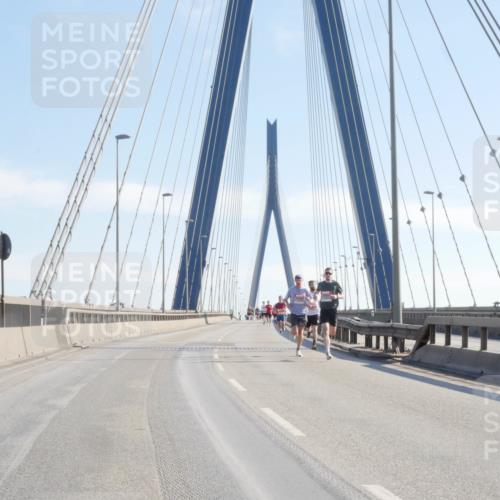 03.10.2025 - Köhlbrandbrückenlauf Matties Gatica Varas http://msf.ph/oto/9019936 03.10.2025 12:20:39 Position 1  meine-sportfotos.de