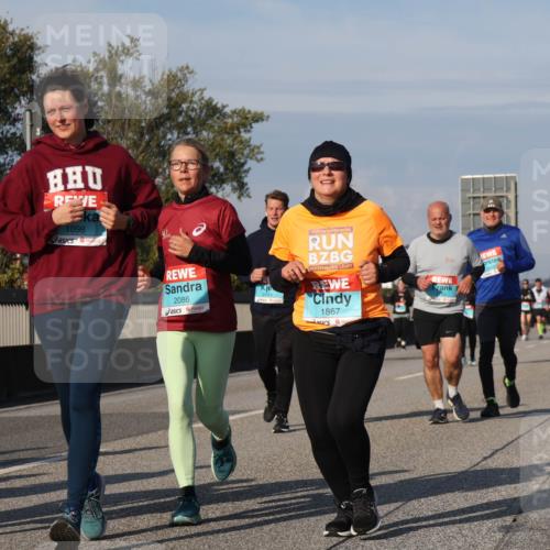 03.10.2025 - Köhlbrandbrückenlauf Luisa Fischer http://msf.ph/oto/9019943 03.10.2025 11:11:31 Position 3 1098, 1096, 2086, 1867, 30 meine-sportfotos.de