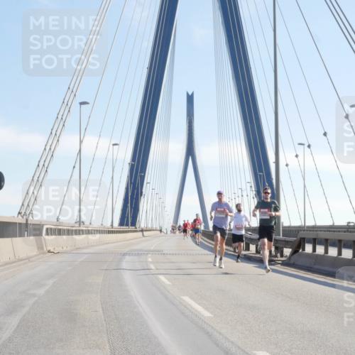 03.10.2025 - Köhlbrandbrückenlauf Matties Gatica Varas http://msf.ph/oto/9019944 03.10.2025 12:20:40 Position 1  meine-sportfotos.de