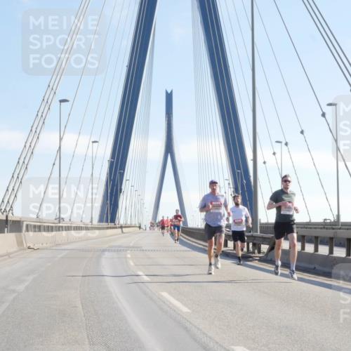 03.10.2025 - Köhlbrandbrückenlauf Matties Gatica Varas http://msf.ph/oto/9019951 03.10.2025 12:20:41 Position 1  meine-sportfotos.de