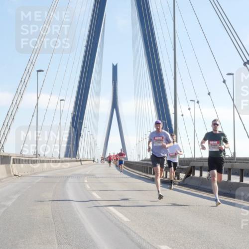 03.10.2025 - Köhlbrandbrückenlauf Matties Gatica Varas http://msf.ph/oto/9019954 03.10.2025 12:20:42 Position 1  meine-sportfotos.de