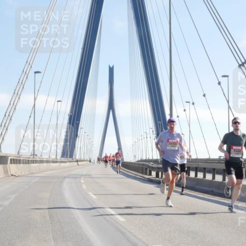 03.10.2025 - Köhlbrandbrückenlauf Matties Gatica Varas http://msf.ph/oto/9019958 03.10.2025 12:20:42 Position 1  meine-sportfotos.de