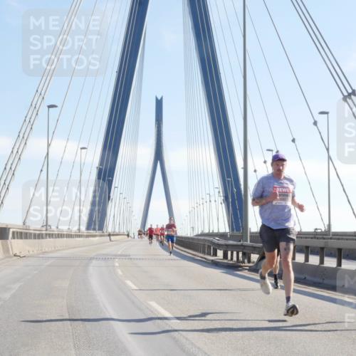 03.10.2025 - Köhlbrandbrückenlauf Matties Gatica Varas http://msf.ph/oto/9019961 03.10.2025 12:20:43 Position 1  meine-sportfotos.de