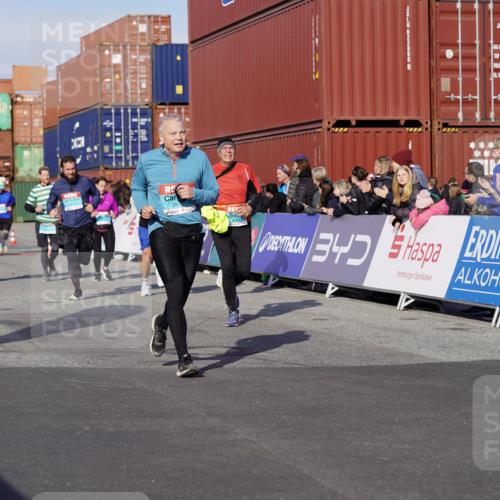 03.10.2025 - Köhlbrandbrückenlauf Michael Burmester http://msf.ph/oto/9019962 03.10.2025 10:20:44 Ziel 1561, 1562, 1618, 1971, 2012, 2033, 2082, 2128, 2817, 3030, 3148, 3617, 3636, 3755, 3757, 3758, 3783 meine-sportfotos.de