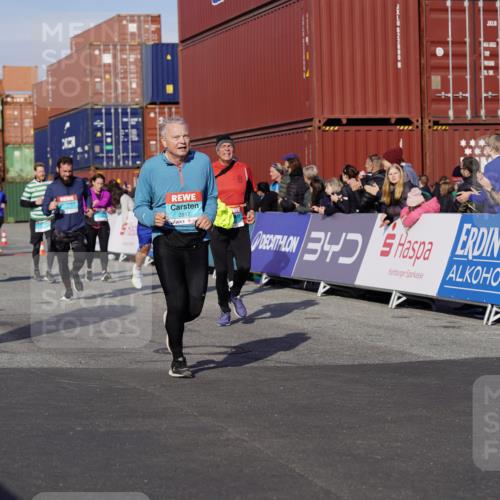 03.10.2025 - Köhlbrandbrückenlauf Michael Burmester http://msf.ph/oto/9019970 03.10.2025 10:20:44 Ziel 1561, 1562, 1618, 1971, 2012, 2033, 2082, 2128, 2817, 3030, 3148, 3617, 3636, 3755, 3757, 3758, 3783 meine-sportfotos.de