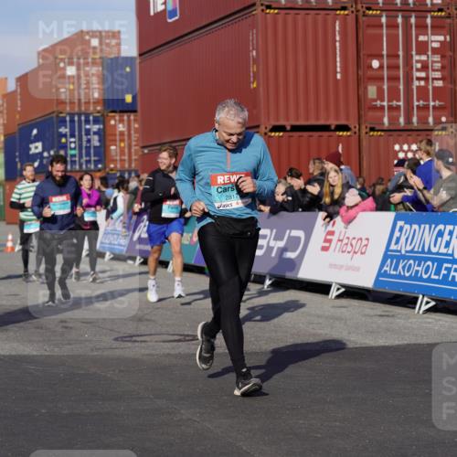 03.10.2025 - Köhlbrandbrückenlauf Michael Burmester http://msf.ph/oto/9019974 03.10.2025 10:20:44 Ziel 1561, 1562, 1618, 1971, 2012, 2033, 2082, 2128, 2817, 3030, 3148, 3617, 3636, 3755, 3757, 3758, 3783 meine-sportfotos.de