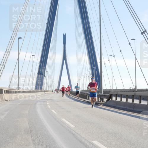 03.10.2025 - Köhlbrandbrückenlauf Matties Gatica Varas http://msf.ph/oto/9019978 03.10.2025 12:20:48 Position 1  meine-sportfotos.de