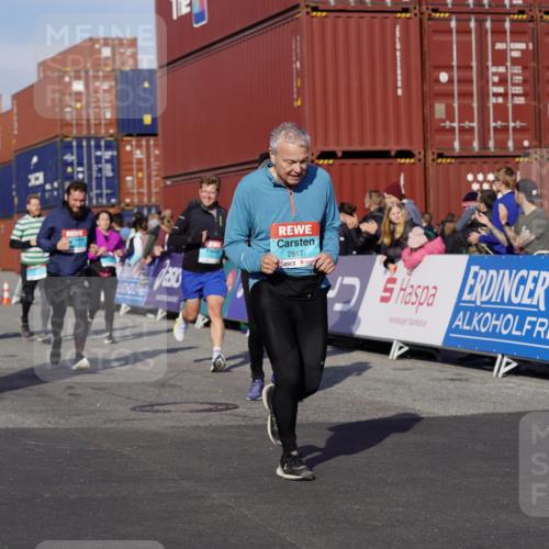 03.10.2025 - Köhlbrandbrückenlauf Michael Burmester http://msf.ph/oto/9019980 03.10.2025 10:20:45 Ziel 1561, 1562, 1618, 1971, 2012, 2033, 2082, 2128, 2142, 2817, 3030, 3148, 3617, 3755, 3757, 3758 meine-sportfotos.de