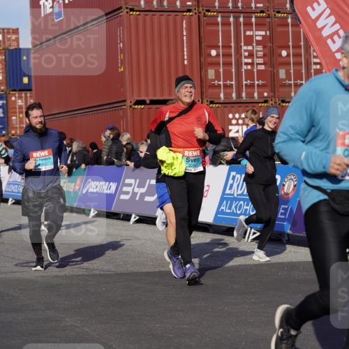 03.10.2025 - Köhlbrandbrückenlauf Michael Burmester http://msf.ph/oto/9020000 03.10.2025 10:20:46 Ziel 1561, 1562, 1607, 1618, 1706, 1971, 2012, 2033, 2082, 2128, 2142, 2817, 3030, 3148, 3617, 3755, 3757, 3758 meine-sportfotos.de
