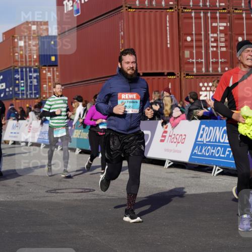 03.10.2025 - Köhlbrandbrückenlauf Michael Burmester http://msf.ph/oto/9020022 03.10.2025 10:20:46 Ziel 1561, 1562, 1607, 1618, 1706, 1971, 2012, 2033, 2082, 2128, 2142, 2817, 3030, 3148, 3617, 3755, 3757, 3758 meine-sportfotos.de
