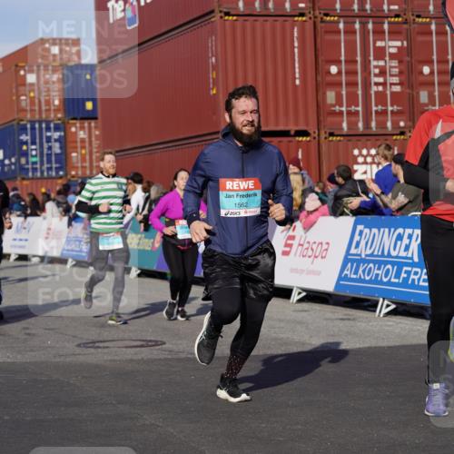 03.10.2025 - Köhlbrandbrückenlauf Michael Burmester http://msf.ph/oto/9020026 03.10.2025 10:20:47 Ziel 1561, 1562, 1607, 1618, 1706, 1971, 2012, 2033, 2082, 2128, 2142, 2817, 2943, 3030, 3148, 3617, 3755, 3757, 3758 meine-sportfotos.de