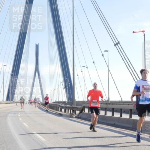 03.10.2025 - Köhlbrandbrückenlauf Matties Gatica Varas http://msf.ph/oto/9020037 03.10.2025 12:21:03 Position 1  meine-sportfotos.de