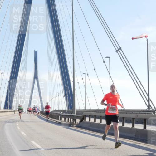 03.10.2025 - Köhlbrandbrückenlauf Matties Gatica Varas http://msf.ph/oto/9020041 03.10.2025 12:21:03 Position 1  meine-sportfotos.de