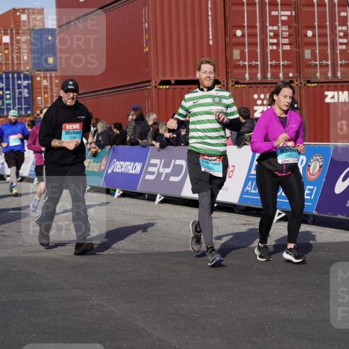 03.10.2025 - Köhlbrandbrückenlauf Michael Burmester http://msf.ph/oto/9020056 03.10.2025 10:20:48 Ziel 1463, 1561, 1562, 1607, 1609, 1618, 1706, 1971, 2012, 2033, 2082, 2128, 2142, 2416, 2512, 2817, 2943, 2969, 2977, 2978, 3030, 3148, 3215, 3617, 3755, 3757, 3758 meine-sportfotos.de