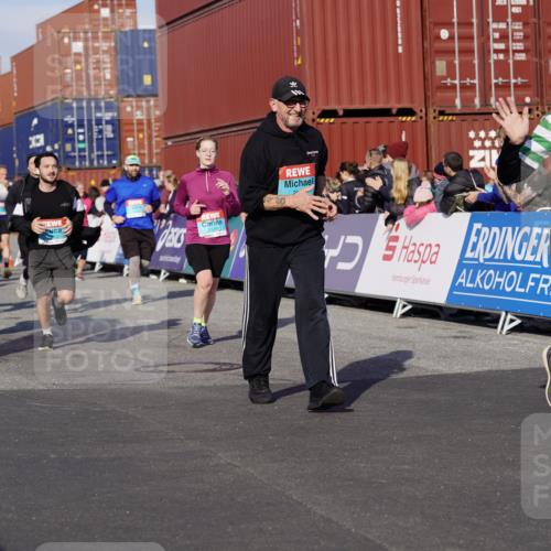 03.10.2025 - Köhlbrandbrückenlauf Michael Burmester http://msf.ph/oto/9020075 03.10.2025 10:20:49 Ziel 1463, 1561, 1562, 1607, 1609, 1618, 1706, 1965, 2012, 2033, 2082, 2128, 2142, 2416, 2512, 2943, 2969, 2977, 2978, 3030, 3148, 3215, 3617, 3755, 3757, 3758 meine-sportfotos.de