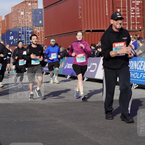 03.10.2025 - Köhlbrandbrückenlauf Michael Burmester http://msf.ph/oto/9020087 03.10.2025 10:20:50 Ziel 1463, 1561, 1562, 1607, 1609, 1618, 1706, 1965, 2012, 2033, 2082, 2128, 2142, 2416, 2512, 2943, 2969, 2977, 2978, 3148, 3215, 3617, 3755, 3757, 3758 meine-sportfotos.de
