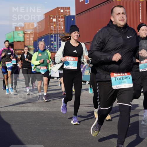 03.10.2025 - Köhlbrandbrückenlauf Michael Burmester http://msf.ph/oto/9020119 03.10.2025 10:20:52 Ziel 1463, 1561, 1562, 1607, 1609, 1618, 1667, 1706, 1846, 1965, 2012, 2033, 2082, 2128, 2142, 2362, 2416, 2512, 2720, 2721, 2943, 2969, 2977, 2978, 3148, 3215, 3306, 3408, 3617, 3755, 3757, 3758, 3772 meine-sportfotos.de