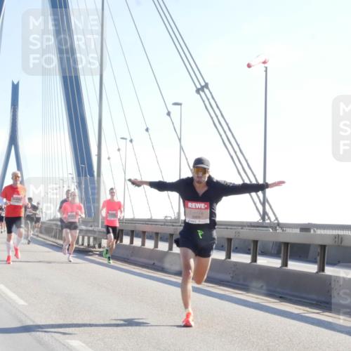 03.10.2025 - Köhlbrandbrückenlauf Matties Gatica Varas http://msf.ph/oto/9020121 03.10.2025 12:21:17 Position 1 6804 meine-sportfotos.de