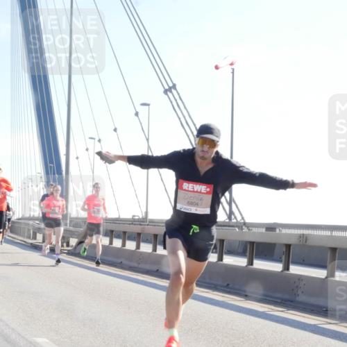 03.10.2025 - Köhlbrandbrückenlauf Matties Gatica Varas http://msf.ph/oto/9020123 03.10.2025 12:21:17 Position 1 6804 meine-sportfotos.de