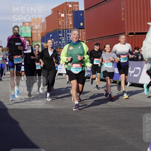 03.10.2025 - Köhlbrandbrückenlauf Michael Burmester http://msf.ph/oto/9020128 03.10.2025 10:20:54 Ziel 1463, 1607, 1609, 1667, 1706, 1846, 1965, 2012, 2076, 2128, 2142, 2362, 2416, 2512, 2720, 2721, 2943, 2969, 2977, 2978, 3148, 3215, 3306, 3408, 3755, 3757, 3758, 3772 meine-sportfotos.de