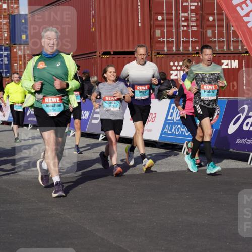 03.10.2025 - Köhlbrandbrückenlauf Michael Burmester http://msf.ph/oto/9020140 03.10.2025 10:20:54 Ziel 1463, 1607, 1609, 1667, 1706, 1846, 1965, 2012, 2076, 2128, 2142, 2362, 2416, 2512, 2720, 2721, 2943, 2969, 2977, 2978, 3148, 3215, 3306, 3408, 3755, 3757, 3758, 3772 meine-sportfotos.de